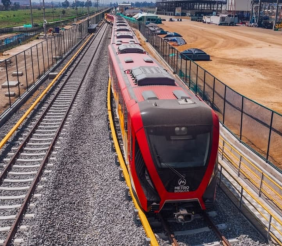 Un tren rojo del Metro de Bogotá detenido o en prueba dentro del patio taller.
