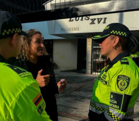 Imagen de dos polícias con una ciudadana