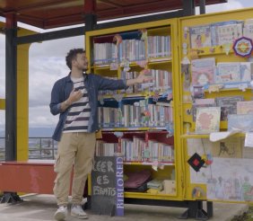 David Moncada frente un paradero de libros