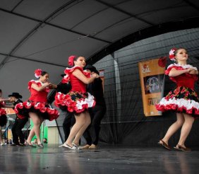 Bailarines de joropo sobre un escenario 