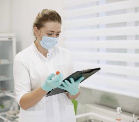 Un café con fe analiza el estado del sistema de salud