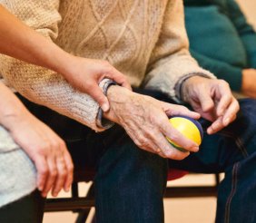 Hospitales saturados y más adultos mayores