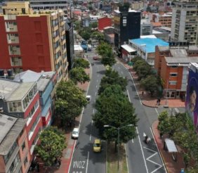 Una vía rodeada de edificios  