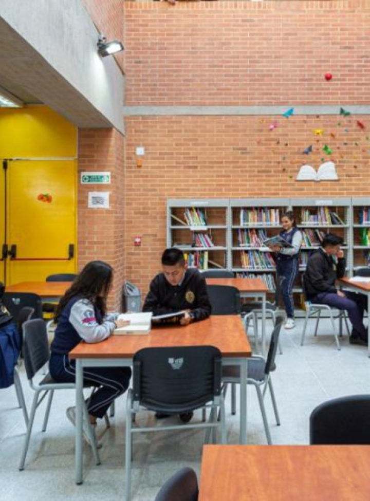 Jóvenes estudiando 