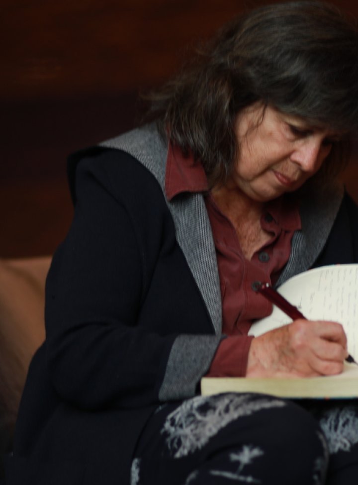 Laura Restrepo firmando un libro 