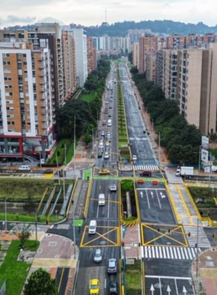 Autopista en medio de dos torres de apartamentos