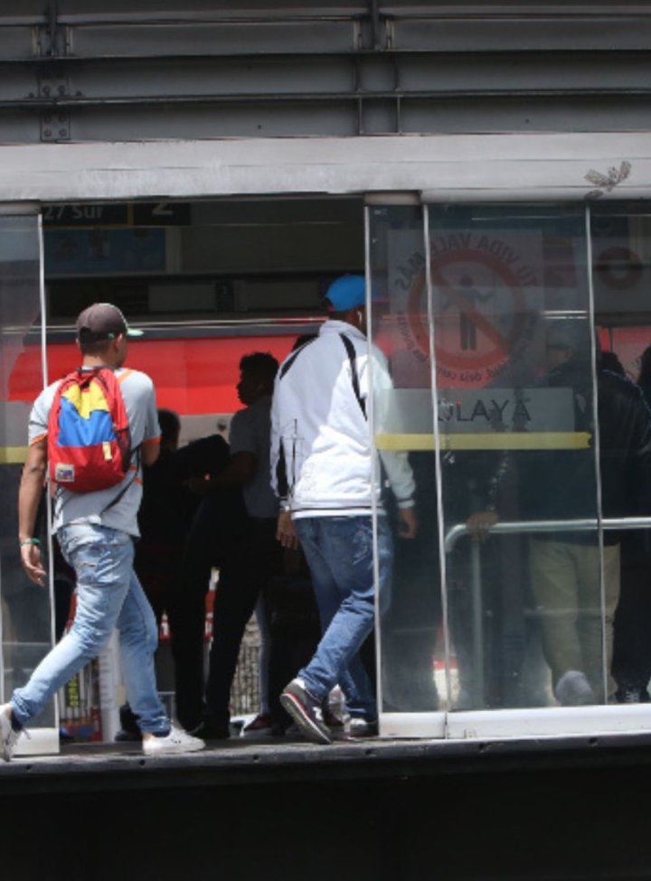 Una estación de bus con personas adentro
