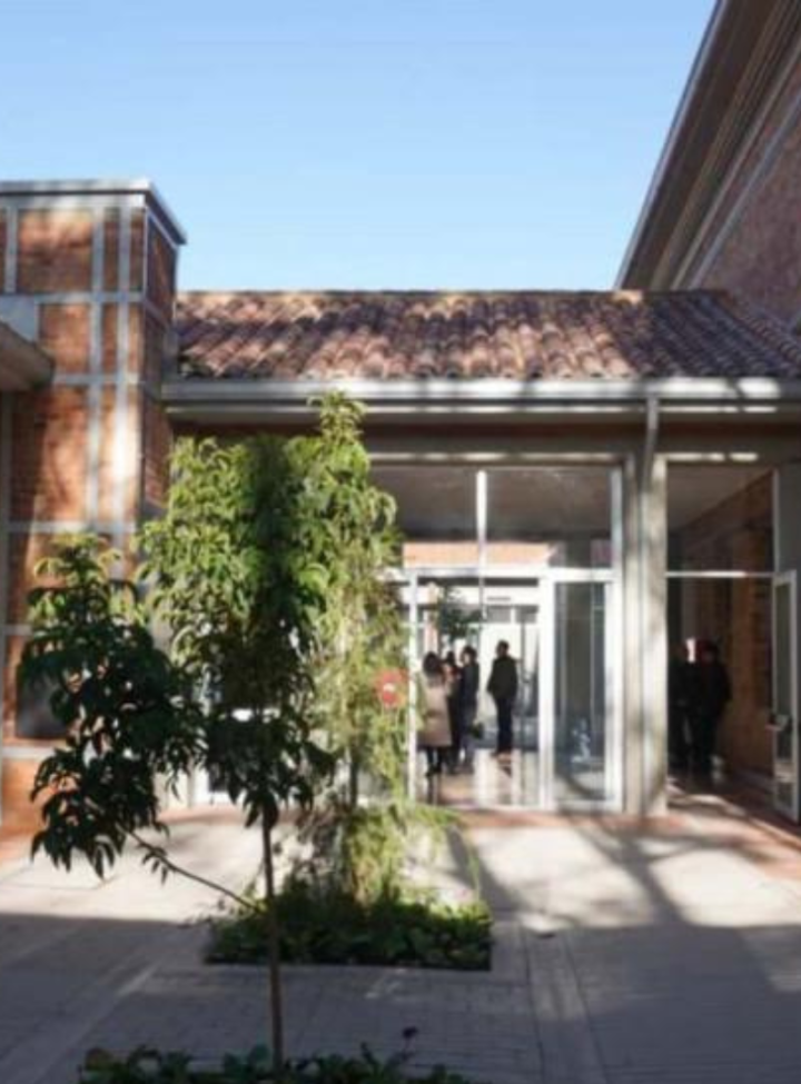 Un edificio de ladrillos con marquesina blanca