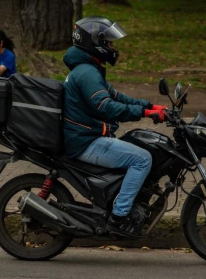 Un hombre sobre una moto negra
