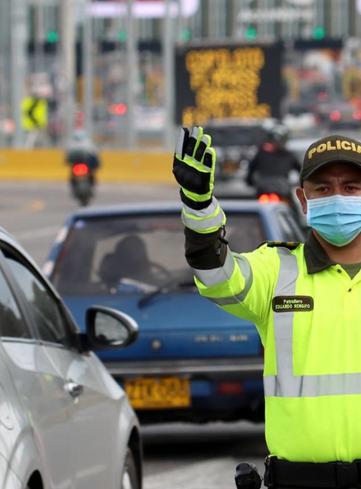 Un policía vestido de verde