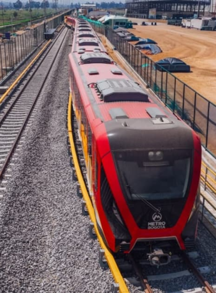 Un tren rojo del Metro de Bogotá detenido o en prueba dentro del patio taller.