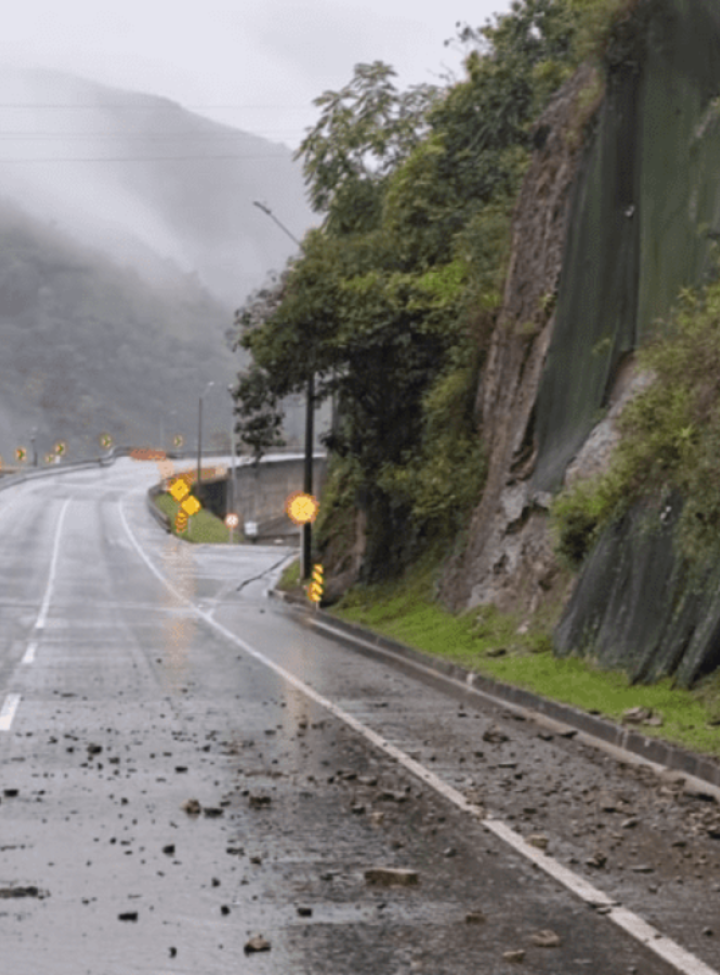 Cierre en la vía al Llano por derrumbes