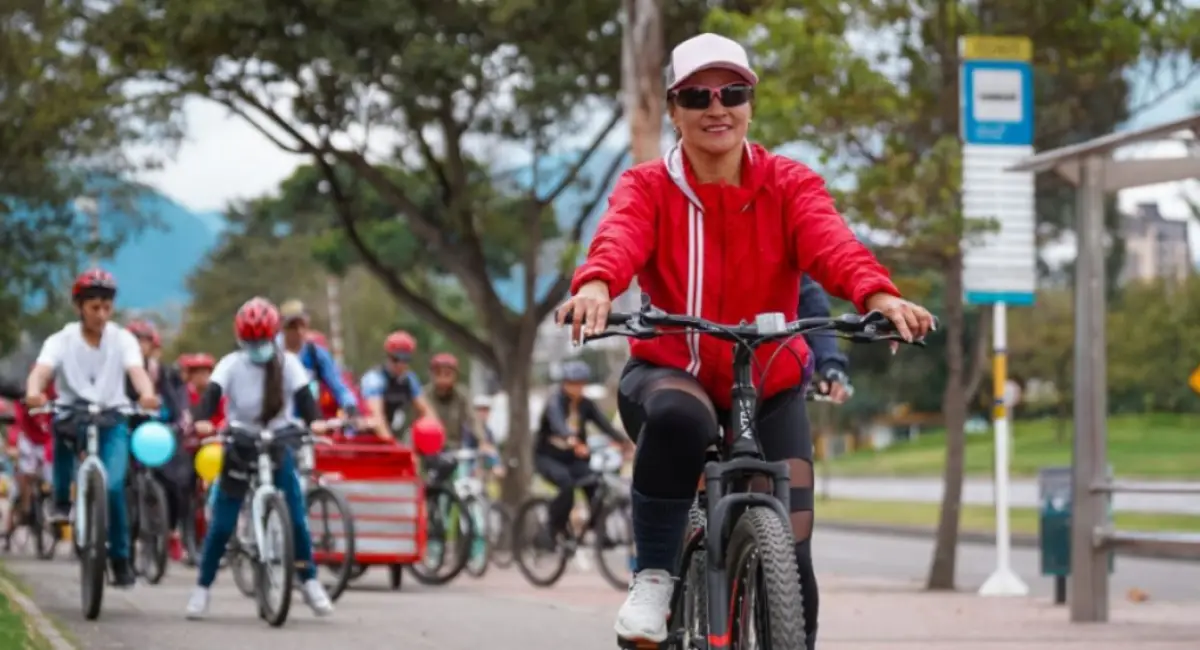 Mujer montando bicicleta en Ciclovía.