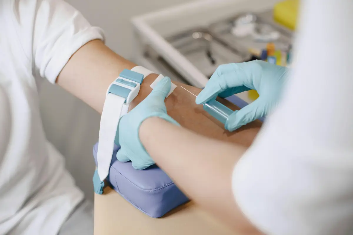Una persona le realiza un examen médico a otra